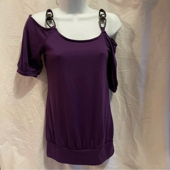 Purple cold shoulder top with metal straps - Picture 4 of 5